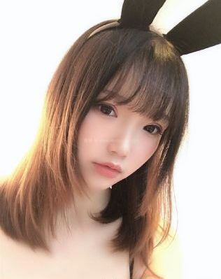 脱了她裙子摸进她的内裤亲吻